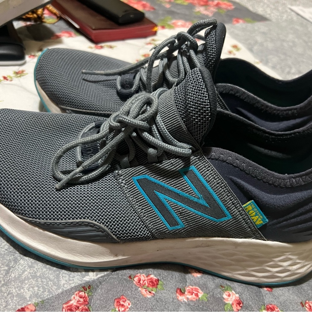 Woman’s sneakers in size 8